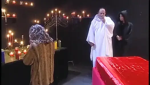 Pelacur sange dientot di gereja