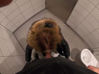 Svenja сосет член незнакомца в туалете на автомагистрали