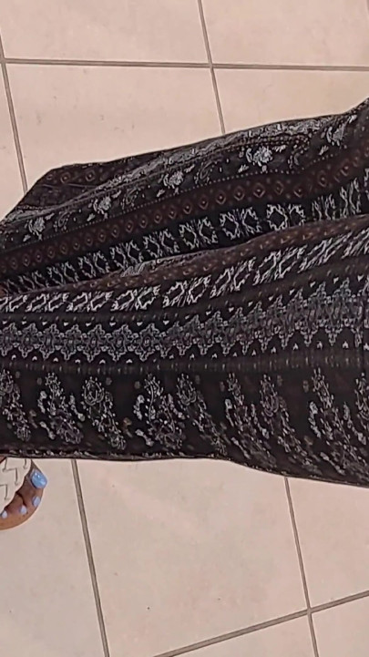 Atrás de sua bunda grande n pés bonitos e azul