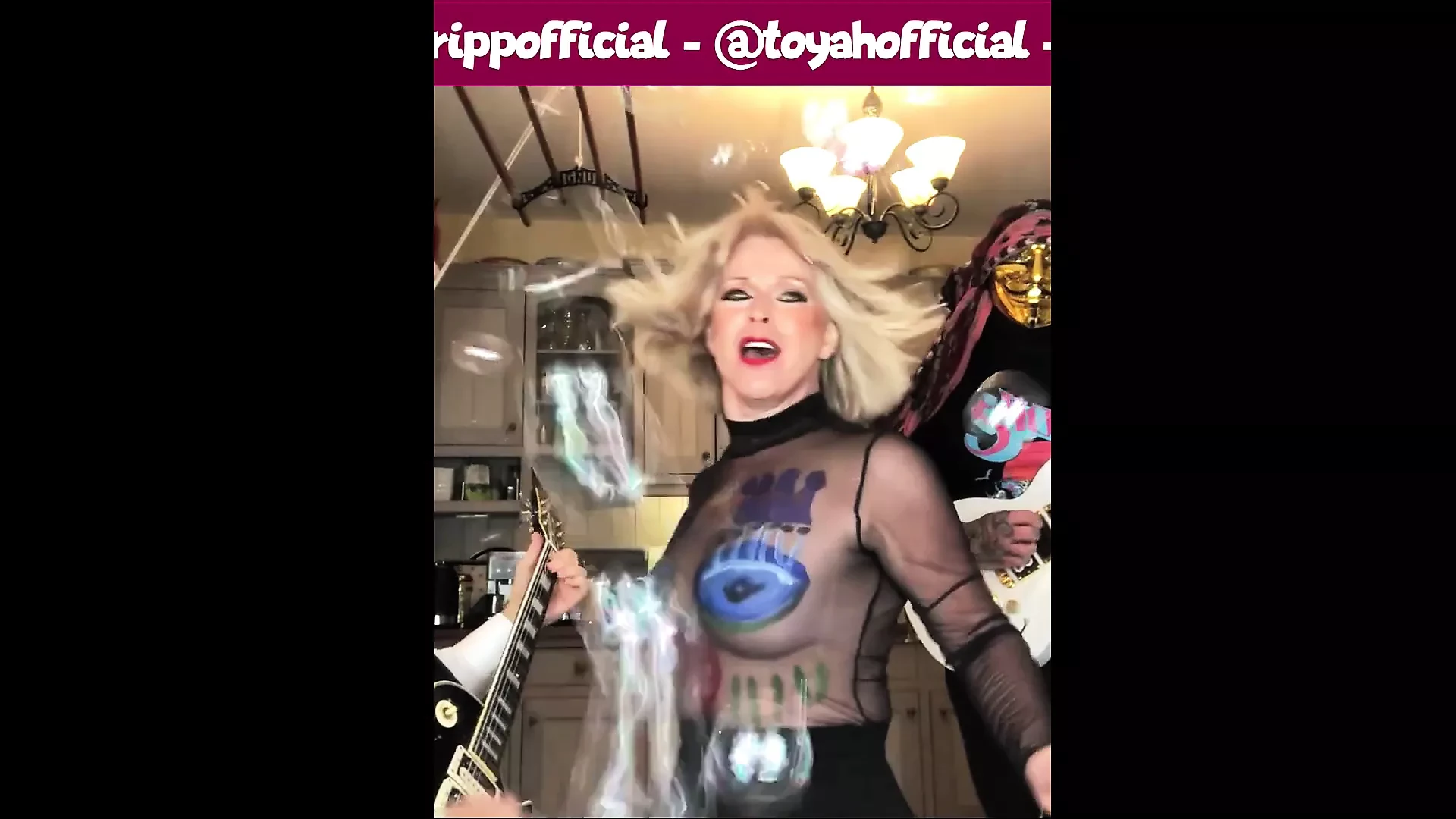 Toyah Willcox - haut rebondissant en résille noire