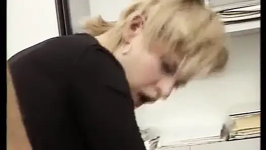 Симпатичная немецкая крошка получает огромную порцию спермы в ее лицо