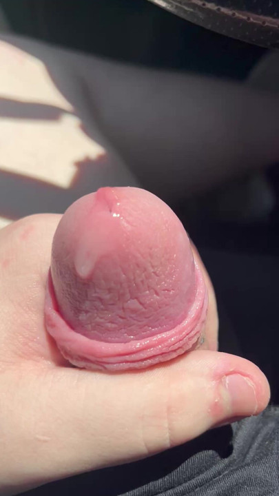 Precum berat di mobil yang diparkir di tempat umum