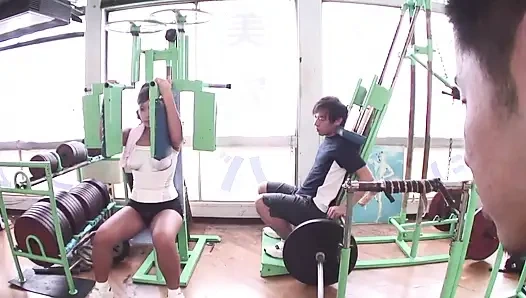 Schlampe spreizt die beine, während der liebhaber ihre muschi immer und immer wieder bis zum abspritzen stößt