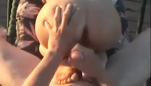 Draußen fußspiel in der nähe des pool