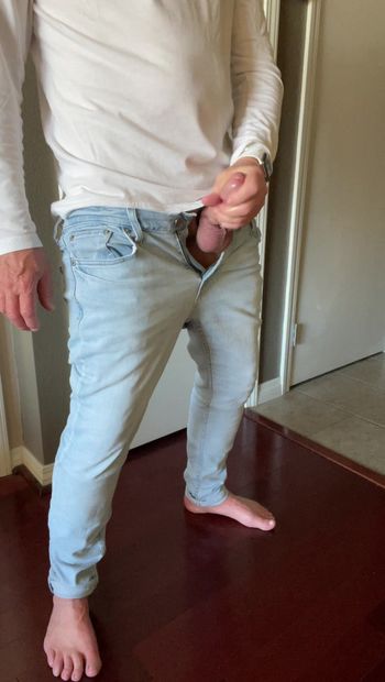 Barfuß in jeans streichelt meinen heißen fetten schwanz. C'mon gibt es etwas sexieres als ein typ barfuß in jeans mit einem schönen harten schwanz? Lutsch meine nüsse, während ich auf dein gesicht schieße, brah.