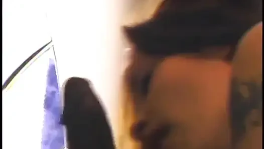 Pria kulit hitam menerima blowjob antar ras