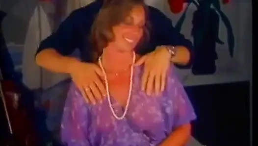 Lustvolle MILF mit heißem körper schluckt und streichelt fetten schwanz auf Der Couch