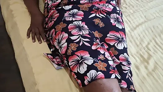 Milf stiefmutter während sie auf dem bett ruht