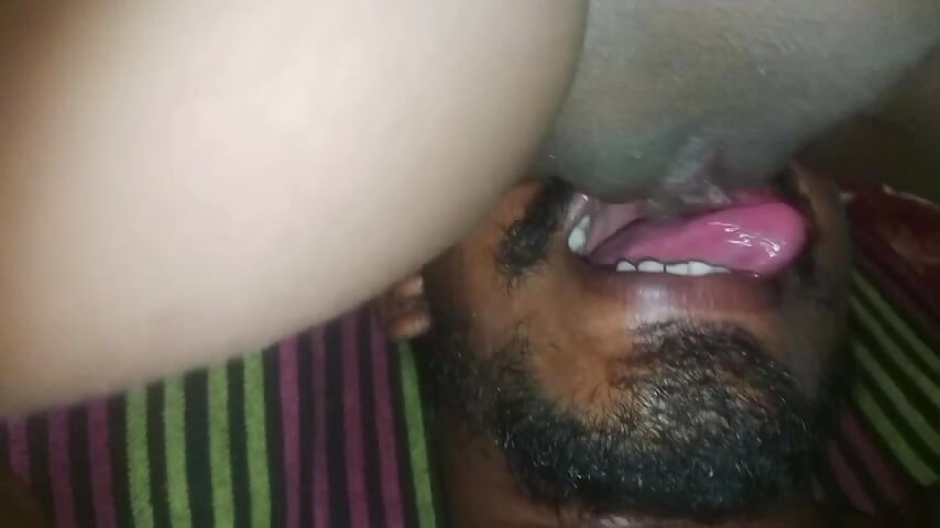 Mlada djevojka liže pičku na tamilskom jeziku