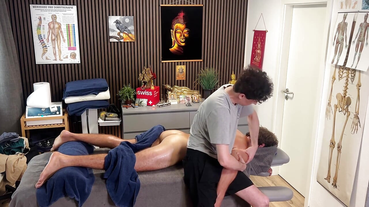 Hot Straight Guy Gets Handjob From Masseur