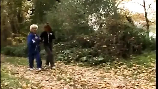 Sürtük görünüm nineler tarlada deney yapmayı seviyor