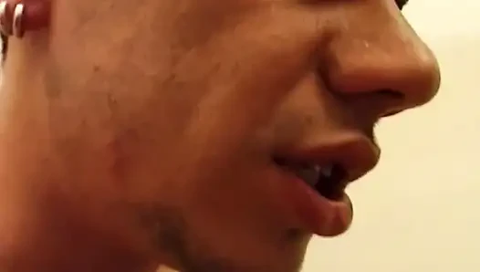 Memek berbulu tante sange rambut pirang ini di-fingering sampai dalam banget