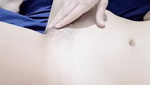Güzel üvey kızıma dokunuyorum, böylece orgazm oluyor