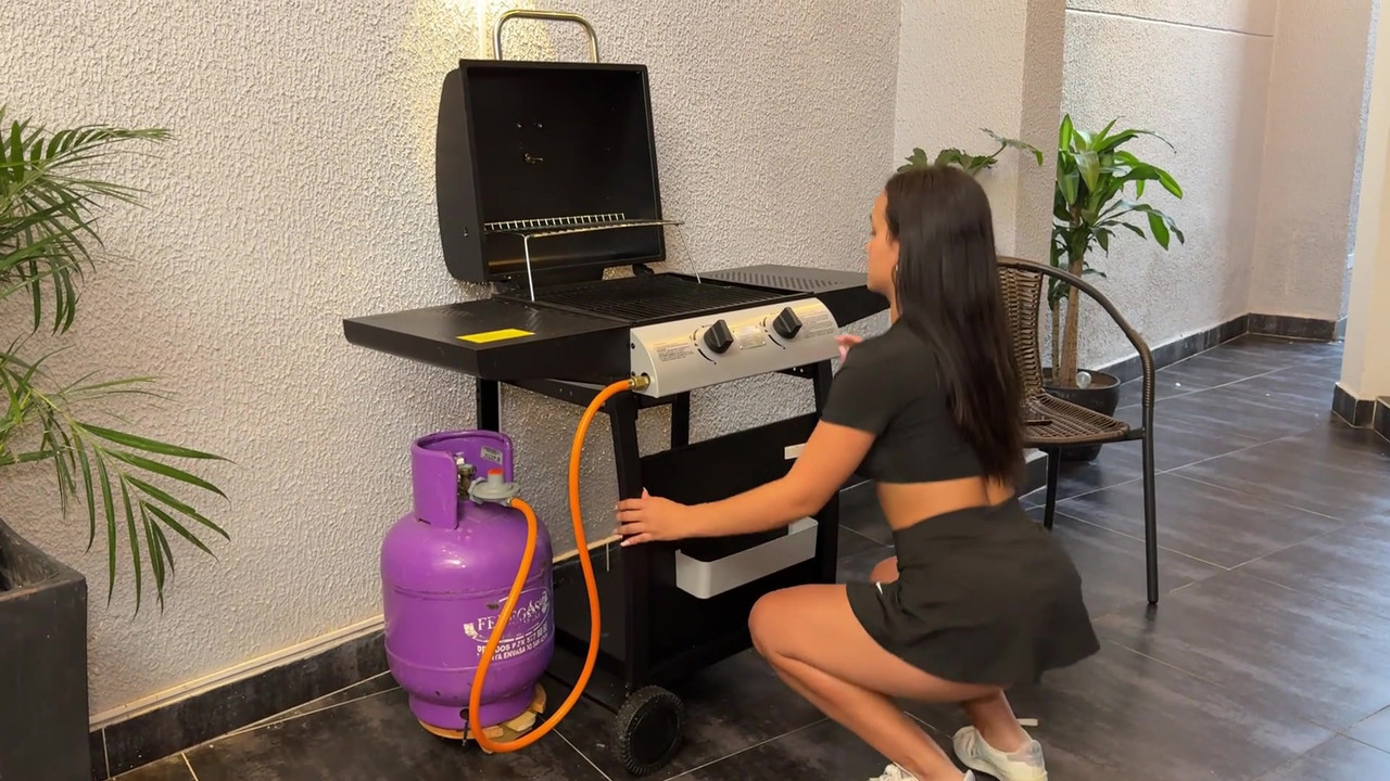 大屁股饥渴的哥伦比亚人挑逗勤杂的男人，直到被狠操daniel mast，lorena doll