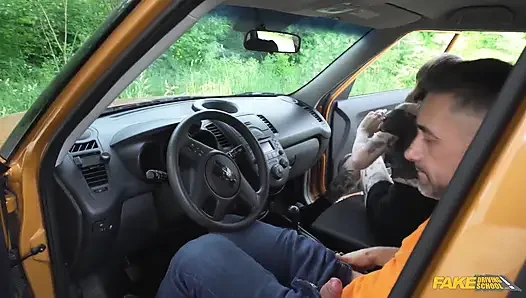 Fake driving school - Eden Ivy fickt für einen Rabatt auf ihren fahrtest
