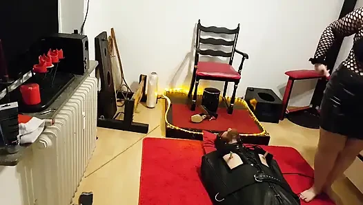 Lave in ledersack teil 1 - MILf domina neckt gefesselten schwanz beim edging beim verweigerungs-BDSM