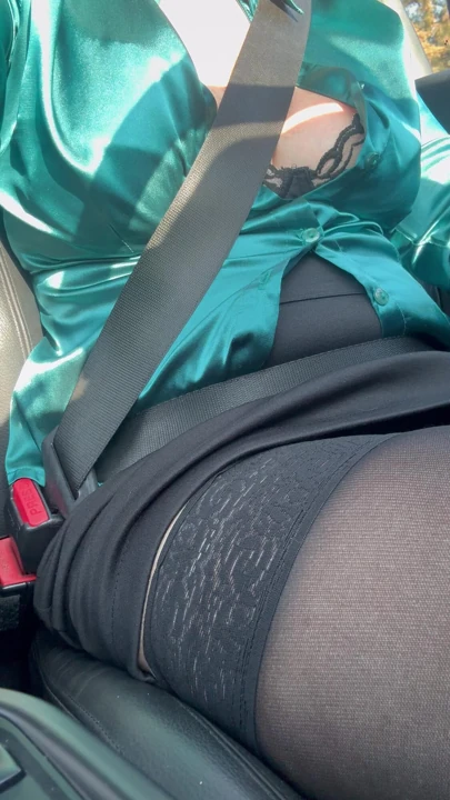 穿着丝袜的丰满熟女驾驶并感觉很饥渴