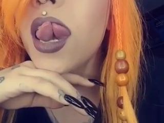 Sexy babe muestra su lengua dividida