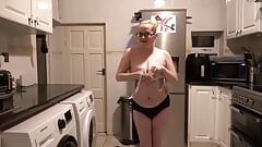 Esposa se desnuda en la cocina
