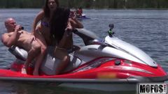エヴァ・サルダナが出演するパーティーボートのビデオに乗るティーン-mofos