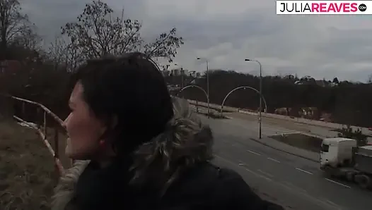 Azgın hatun patikanın yanında sert sikişiyor