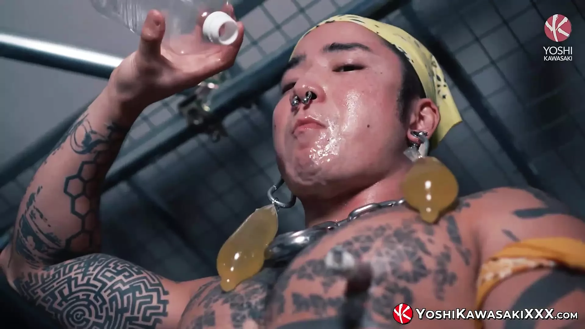 Yoshikawasakixxx - sapık Yoshi Kawasaki kendi çişini içiyor