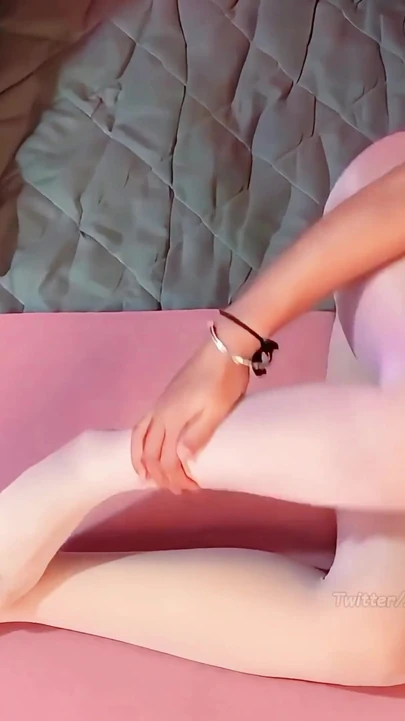 Asmr सीमलेस चमकदार सफेद रेशमी काली डिंग स्टॉकिंग पहने हुए, मैं अपनी आंखें बंद करती हूं और आपको सहज महसूस कराती हूं