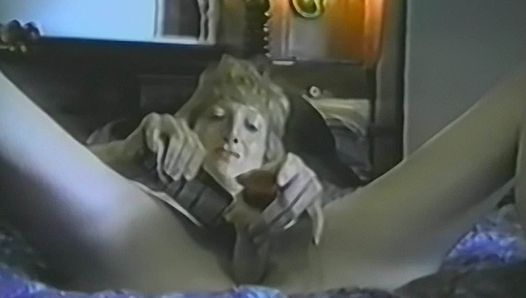 Зрелая блондинка мастурбирует игрушкой ее киску в постели в любительском видео