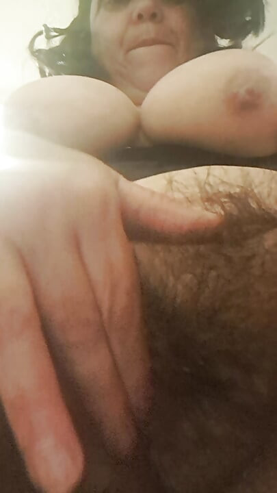 Milf en celo chupando sus dedos de la mojada vaginal