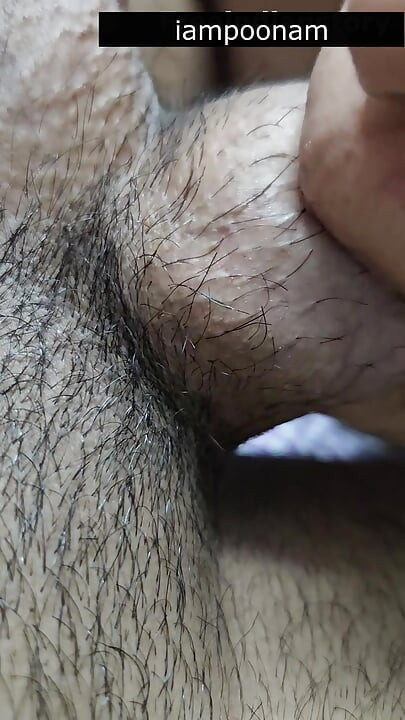 Niesamowita azjatycka żona sex oralny, piłka ssie i trudno jebanie z hindi audio część 1