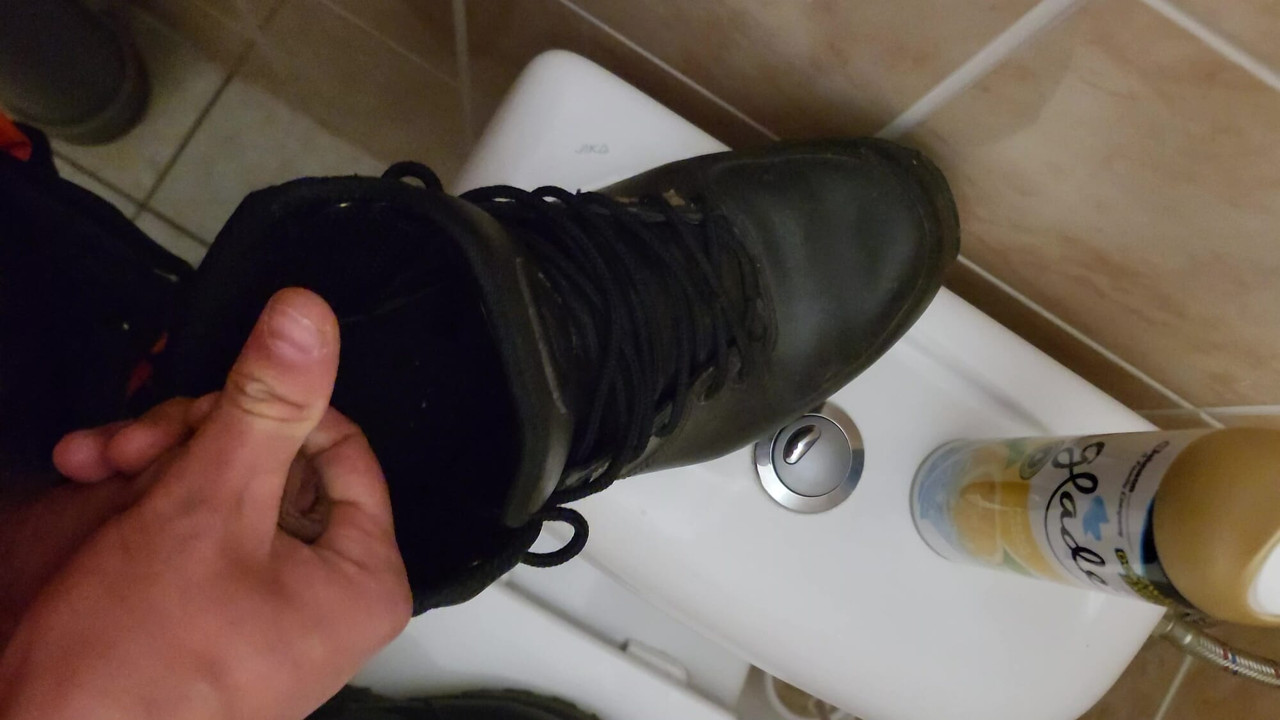 Cum in Nike Manoa leatherboots