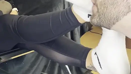 Schmutziger weißer sneaker-anbetung - stinkende Socken im gesicht mit Valeria Night (frontansicht)