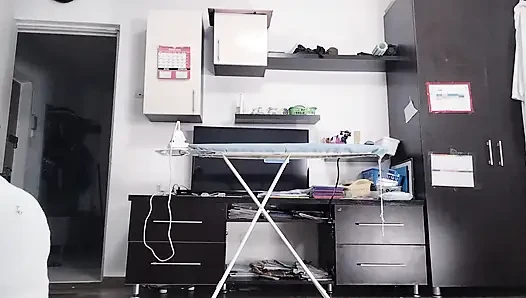 Seksi esmer evin etrafında çıplak ev işleri yapıyor.