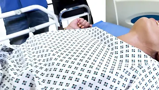 Permainan medis lateks: cewek semok latina dientot habis-habisan sampai orgasme (4k + bts)