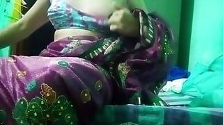 Indische homo-travestiet in roze saree drukt en melkt zijn borsten zo hard en geniet van de hardcore-seks