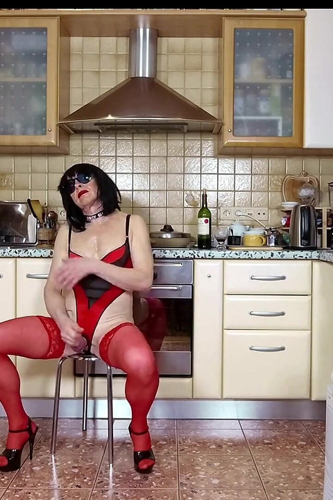 Najlonska sissy kurva Michelle kuha kasnu večeru i nastupa za pretplatnike web kanala