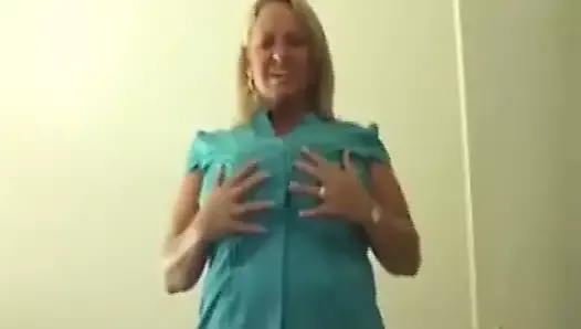 Tetona milf masturbación con la mano