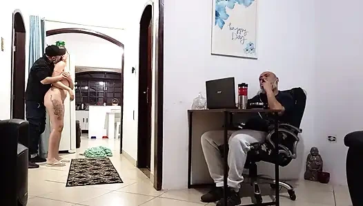 Kocası işteyken, karısı kuryeyi alır.