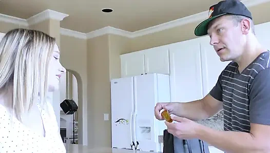 Пульсирующий член растягивает текущую киску на диком празднике траха