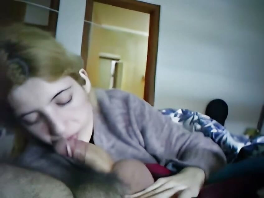 Joven rubia con chupa la polla con amor y recibe una corrida al final