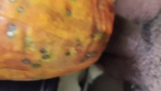Masturbation mit Papaya genießen.