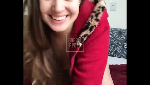 Loira rabuda se divertindo sozinha