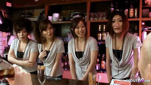 Orgía de sexo swinger con pequeñas adolescentes asiáticas en un club japonés