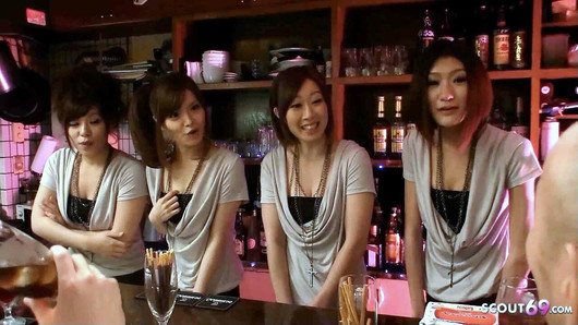 Swingerseksorgie met tengere Aziatische tieners in een Japanse club