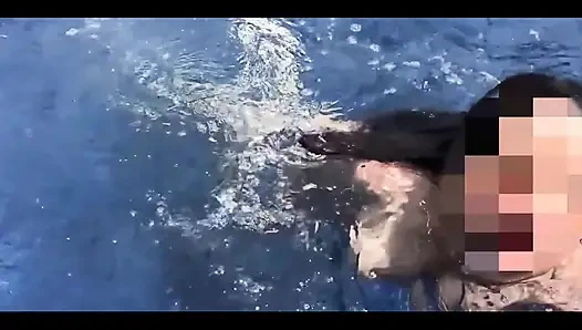 Nake schwimmen und ficken im pool