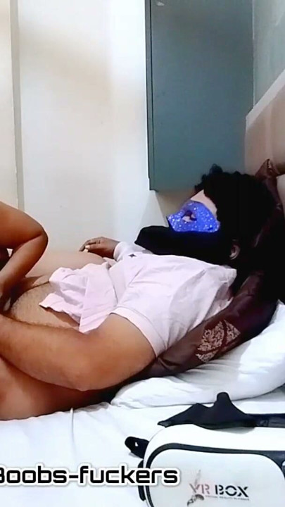 Sąsiedzkie dziewczyny złapały sąsiedzkiego chłopaka na oglądaniu porno. | Klip 2