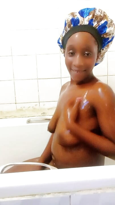 आज की शाम हमारे स्कूल में एक नई छात्रा बाथरूम में अपना हस्तमैथुन करती है