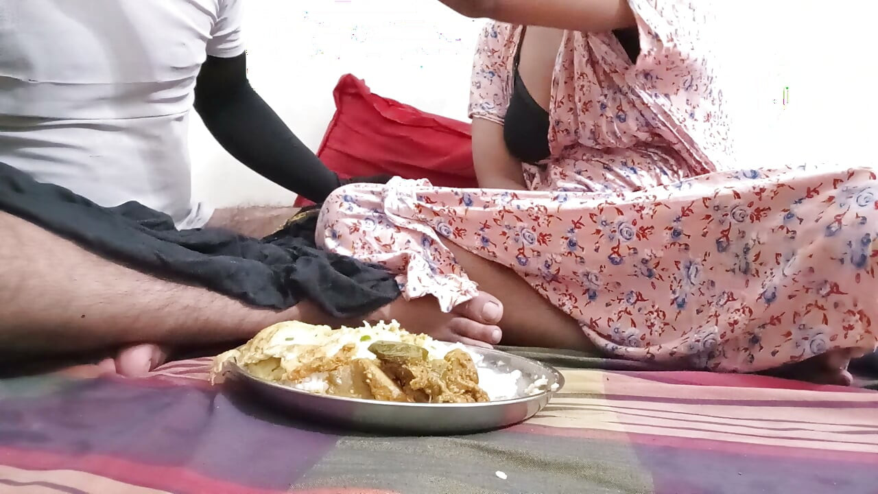Beautiful Sexy_Toma bhabi fodida com força pelo cunhado. Rapariga indiana real a trair o marido enquanto come e fode. Vídeo sexual para disfrutar.