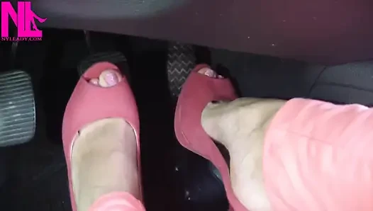 Canlı pembe yüksek topuklu sandaletlerle yalınayak sürüş ve canlandırma