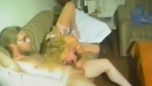 Edepsiz bir sarışın sıkı götünden sert sikiliyor